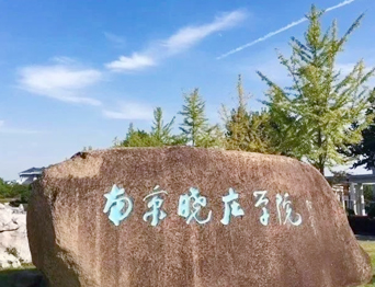 通用舞臺承建：南京曉莊學(xué)院報告廳舞臺項目（舞臺音響、舞臺燈光吊桿、舞臺幕布等）